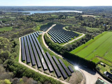 Survol en drone de la centrale solaire sous le soleil de Bretagne