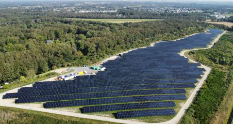 Vue aérienne de la centrale solaire de Saint-Léger de Linières sous le soleil
