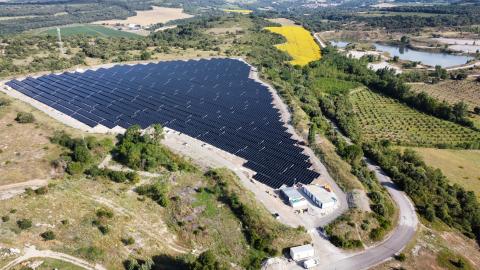 Vue aérienne de la centrale solaire sous le soleil